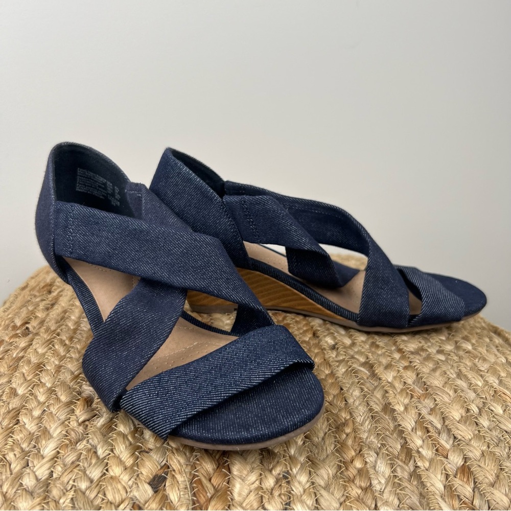 Dexflex Comfort Womens 6.5 Denim Strap Wedge Heel Summer Slip On Blue Shoe